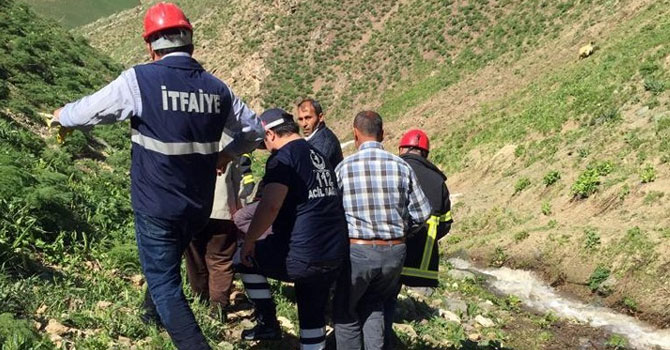 Yüksekova'da dağdan düşen pancarcı kurtarıldı