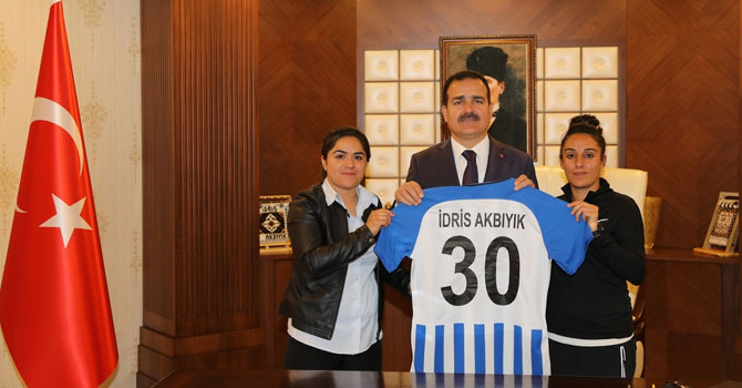 Hakkari Kadın Gücü'nden Vali Akbıyık'a ziyaret