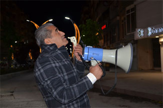 Aydın Aydın; vatandaşları türkü söyleyerek sahura kaldırdı