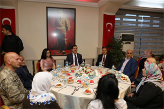 Vali Akbıyık, şehit yakınları ve gazilerle iftarda buluştu