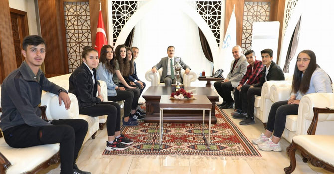 Dernek başkanları ve folklorculardan Vali Akbıyık'a ziyaret