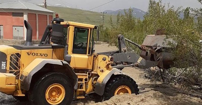 Yüksekova'daki Büyükçiftlik Deresi taştı