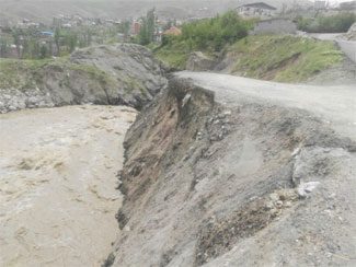 Hakkari'deki bu yollar tehlike saçıyor!