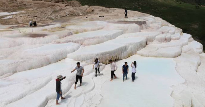 Başkale travertenleri göz kamaştırıyor