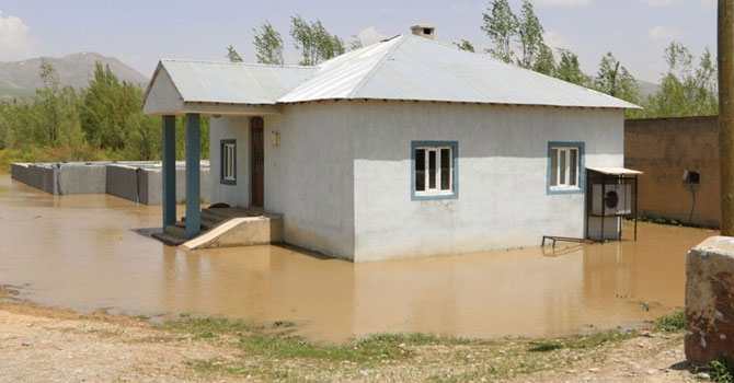 Yüksekova'da Urşe Deresi taştı, 7 ev 20 ahır sular altında kaldı