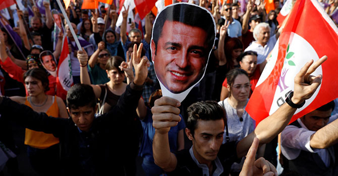 Demirtaş: İstanbul adayı olsam, billboardlara ayna koyardım