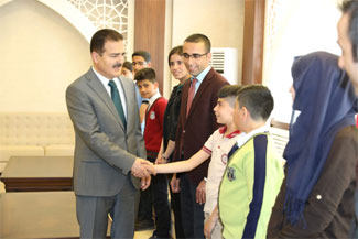 Vali Akbıyık'tan o yarışmanın birincilerine ödül!