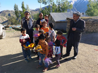 Bir oyuncakla mutluluk dağıtıyorlar