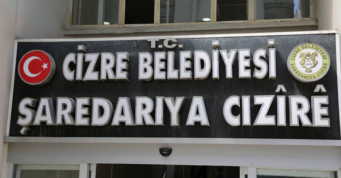 Kayyım 'maaşımı yatırın' diyerek belediyeyi icraya verdi