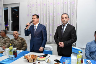 Vali Akbıyık, sağlık çalışanları ile iftar açtı