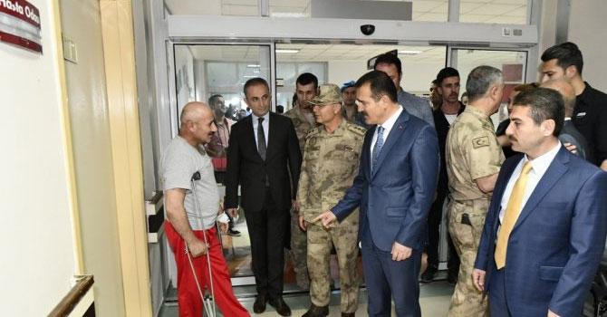 Vali Akbıyık ve protokolden hastalara ziyaret