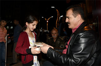 Vali Akbıyık çarşı merkezini gezdi vatandaşın bayramını kutladı