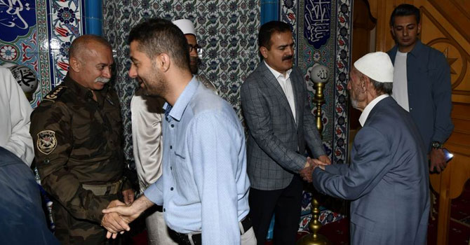 Vali Akbıyık vatandaşlarla bayramlaştı