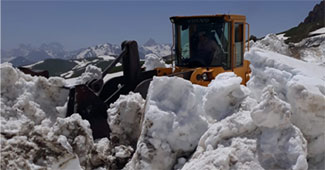 Hakkari Belediyesi ekipleri bayramda su mesaisinde