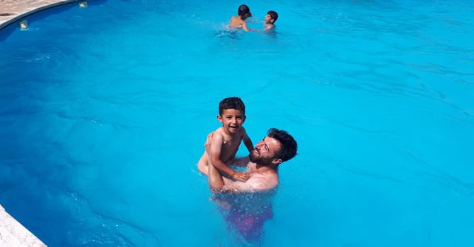 Çukurca'da, bayramda havuz keyfi