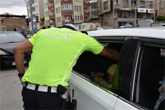 Hakkari polisinden trafikteki çocuklara karne