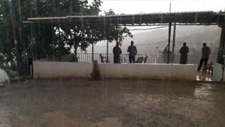 Derecik'te sağanak, cadde ve sokakları göle dönüştürdü