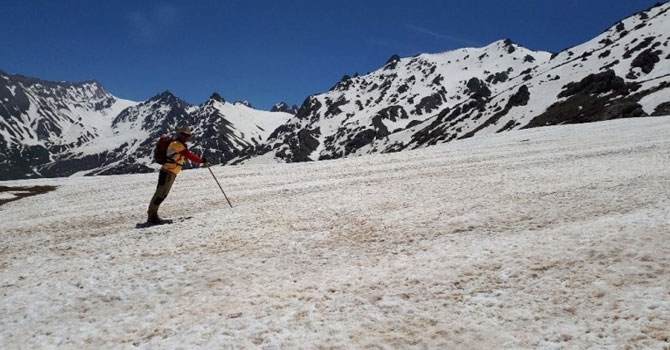 Doğa tutkunlarından karlı dağlara gezi