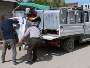 Yüksekova'da mahallelere çöp konteynerleri bırakıldı