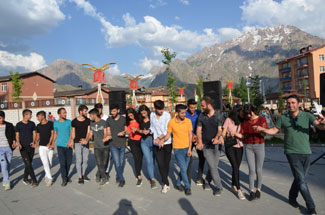 Hakkarili öğrencilerden YKS öncesi moral halayı