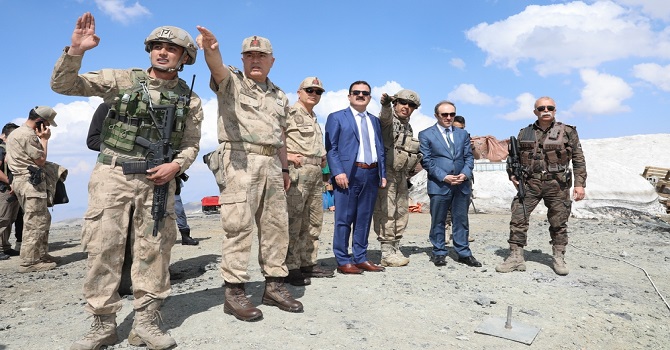 Vali Akbıyık, 3 bin 450 rakımlı İkiyaka düz tepe üs bölgesini ziyaret etti