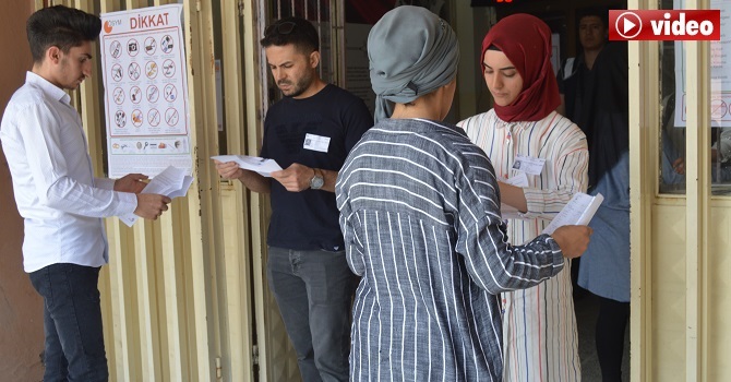 Hakkari’de sınava geç kalanlar içeriye alınmadı