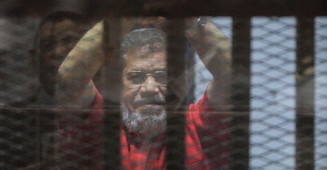 Mısır'ın darbeyle devrilen eski cumhurbaşkanı mahkemede hayatını kaybetti