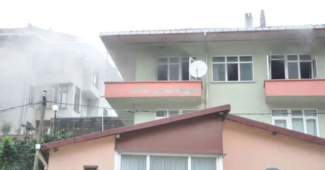 Boşandığı eşiyle olan fotoğraflarını yakarken, evi yaktı