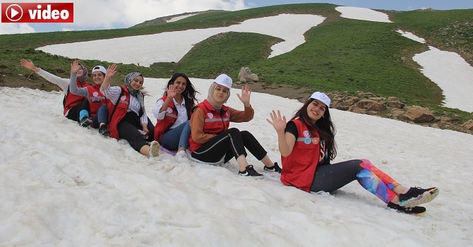 Yaz ayında Hakkari'de kaymanın keyfinin yaşadılar