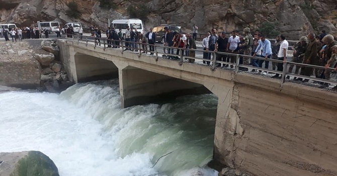 Hakkari'de bir kişi bisikletiyle suya uçtu