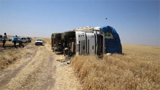 Saman yüklü kamyon devrildi