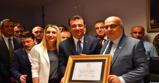 Ekrem İmamoğlu mazbatasını aldı!