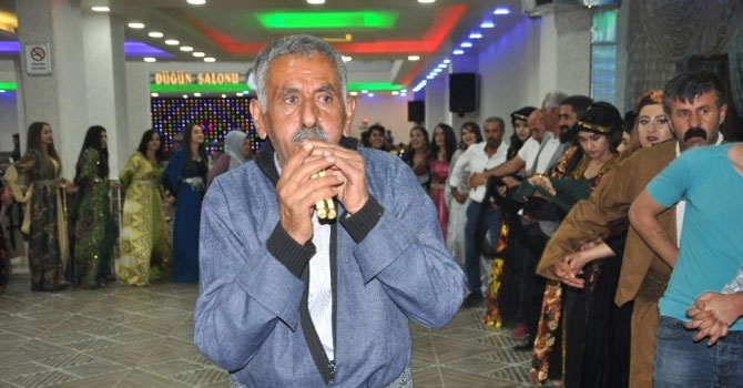 30 yıldır Yüksekova düğünlerinde düzele çalıyor!