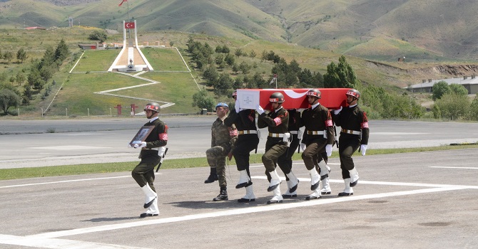 Hakkari'de şehit asker için tören düzenlendi