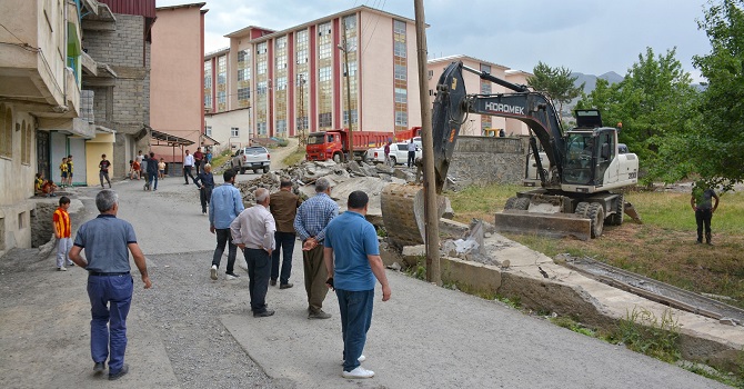 Hakkari'de yol genişletme çalışması
