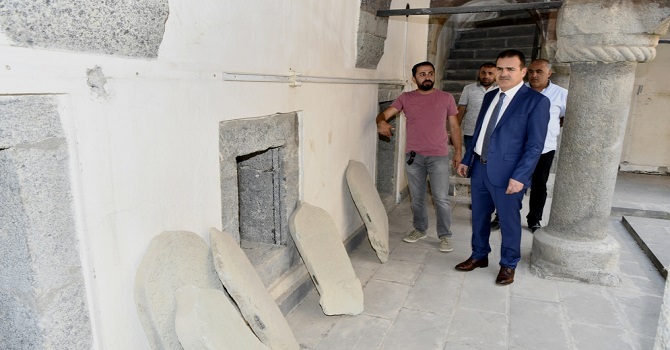 Vali Akbıyık, Tarihi meydan medresesini ziyaret etti