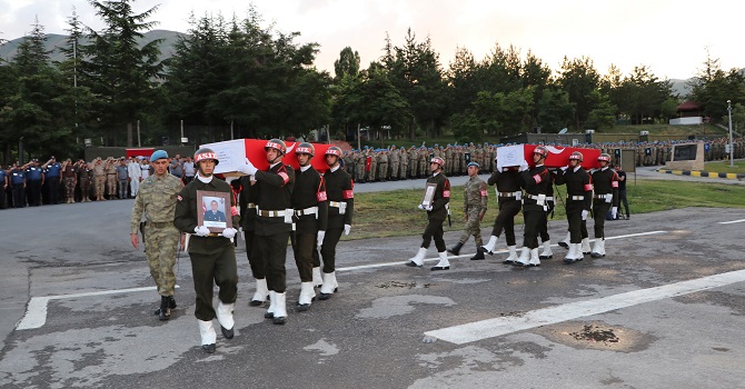 Hakkari'de şehit askerler için tören düzenlendi
