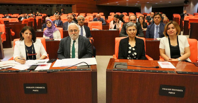 HDP'li Leyla Güven Meclis'te yemin etti