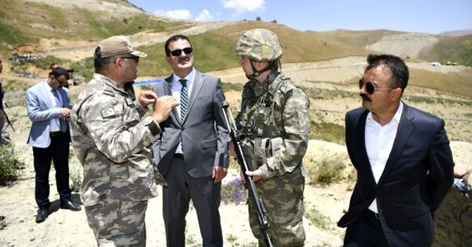 Vali Akbıyık, İran sınırındaki güvenlik yolları ve duvarlarını inceledi