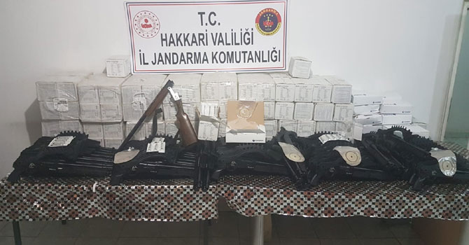 Şemdinlide çok sayıda  av tüfeği ve tıbbi malzeme ele geçirildi
