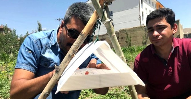 Yüksekova'da sinekler için böyle tuzak kurdular!