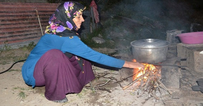 Hakkari'de taş ocak geleneği sürüyor!