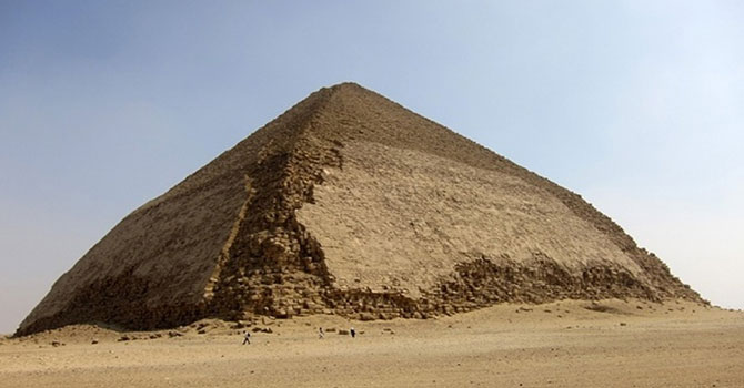 Mısır'daki Eğik Piramit ziyarete açıldı