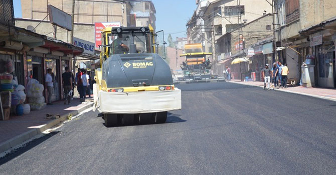 Yüksekova'nın o caddesi asfalta kavuştu!
