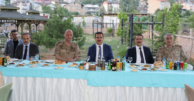 Hakkari'de tayini çıkan askerler için veda yemeği verildi