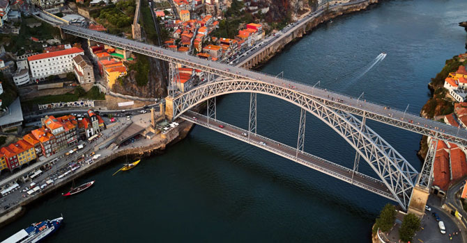 Çırılçıplak soyunup 45 metrelik köprüden nehre atladı