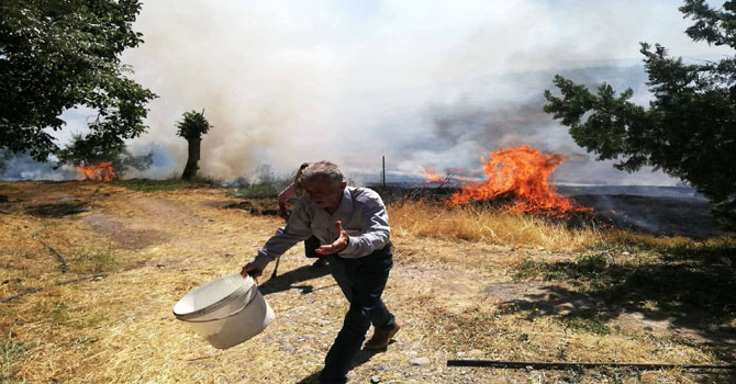 Anız yangını mahalleye sıçradı