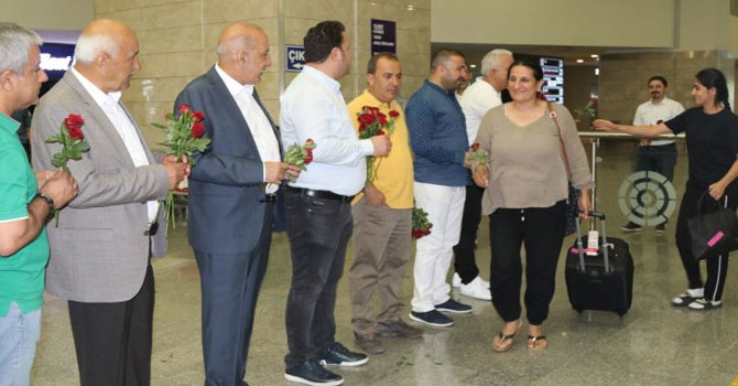 Kürt turistler Diyarbakır'da çiçeklerle karşılandı