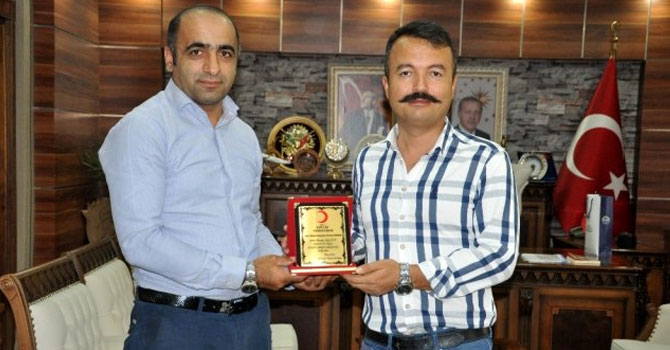 Yüksekova Kızılay şubesinden teşekkür plaketi