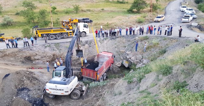 Hakkari'de asfalt yüklü kamyon devrildi!